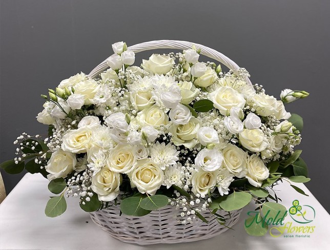 Корзина с белыми розами, хризантемой и эустомой Фото